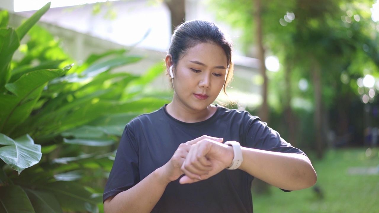 亚洲女运动员使用智能手表视频下载