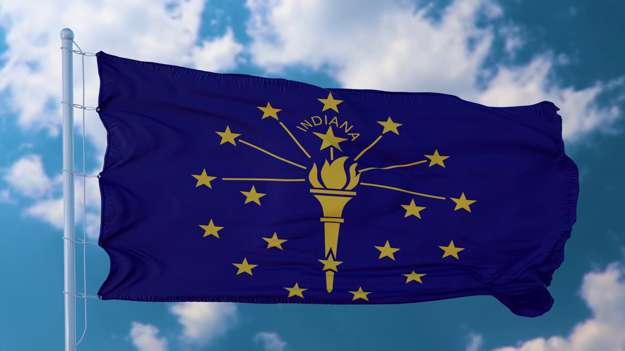 印第安纳州的国旗挂在旗杆上，在天空中迎风飘扬。美国的印第安纳州视频下载