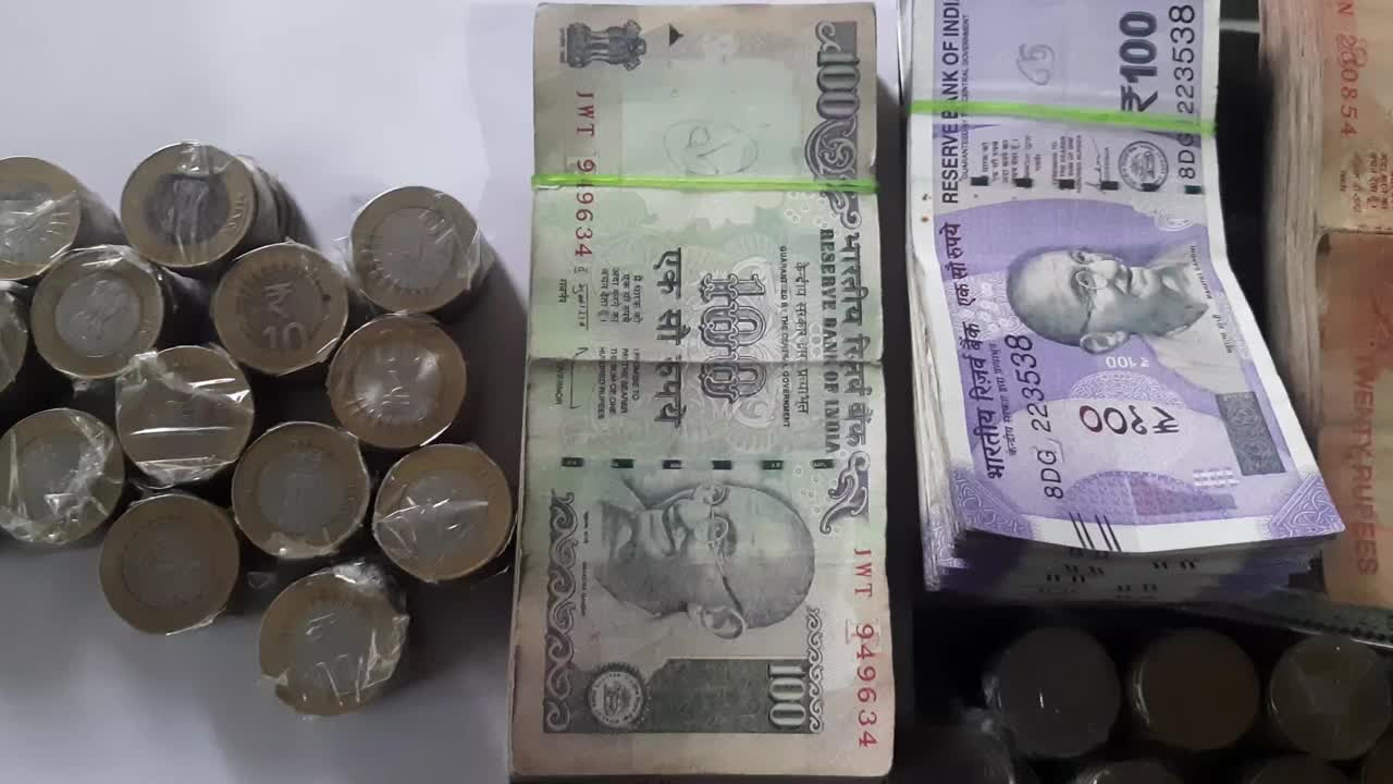印度货币新旧20,200,500,100卢比纸币和10卢比印度储备银行硬币的俯视图视频素材