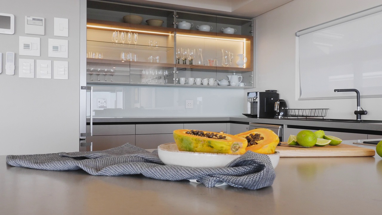 现代豪华厨房柜台上的新鲜水果和水罐视频下载