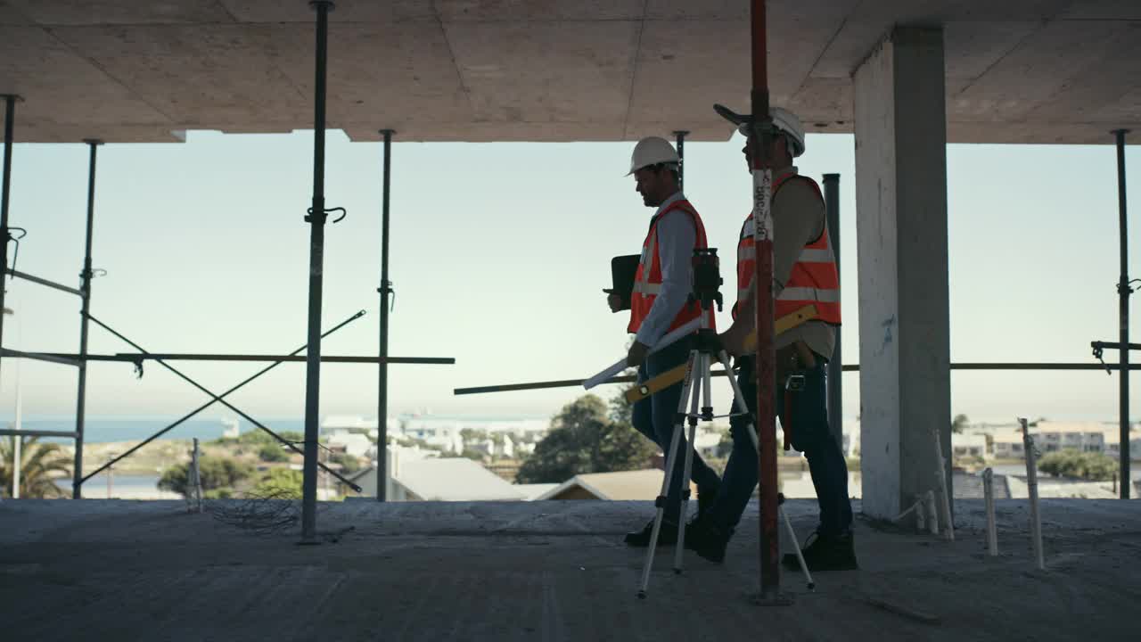 两个男人在建筑工地一起工作的4k视频视频素材