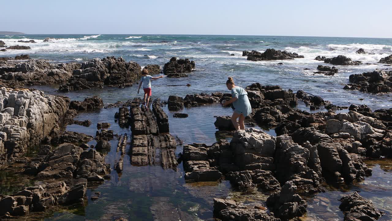 十几岁的女孩和弟弟探索岩石海岸线视频下载