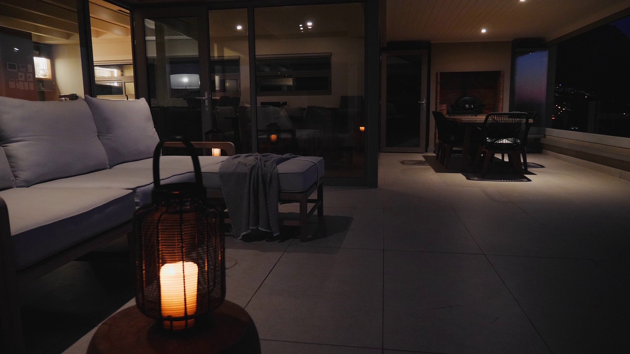在豪华住宅展示室外露台上，蜡烛在灯笼中闪烁视频下载
