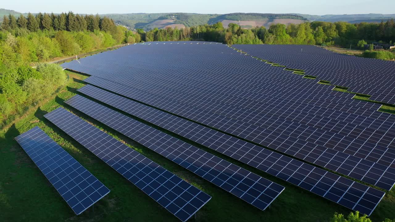 萨尔堡附近的太阳能公园鸟瞰图视频下载