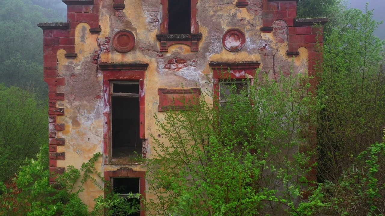 景观中的房屋废墟视频素材