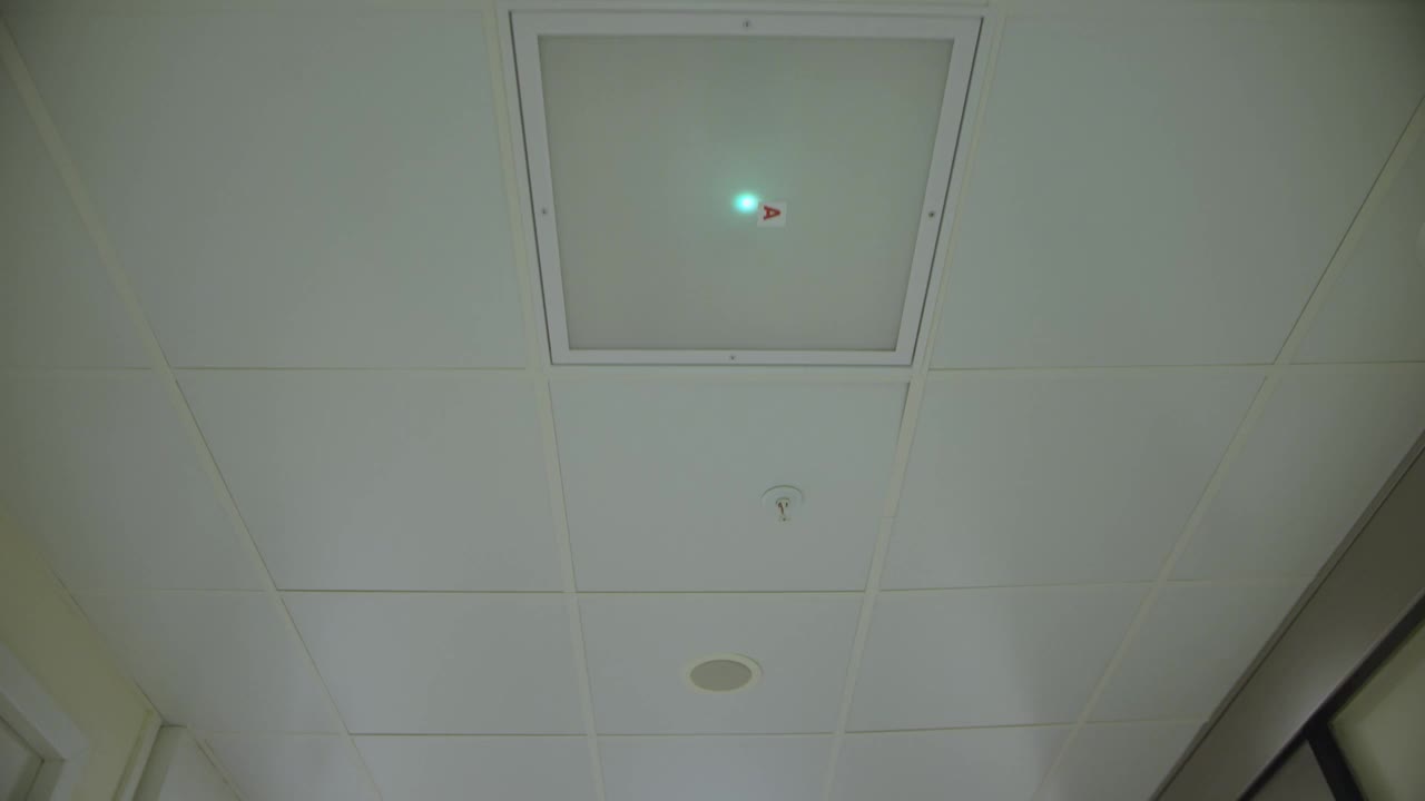 医院走廊天花板上的荧光灯视频下载