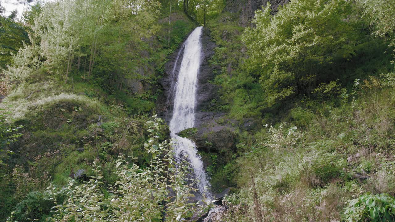 瀑布从高高的悬崖上坠落视频素材