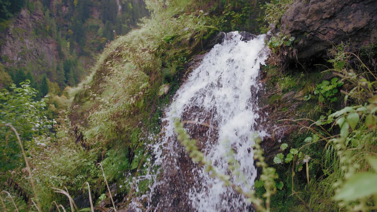 从岩石边缘落下的瀑布视频素材