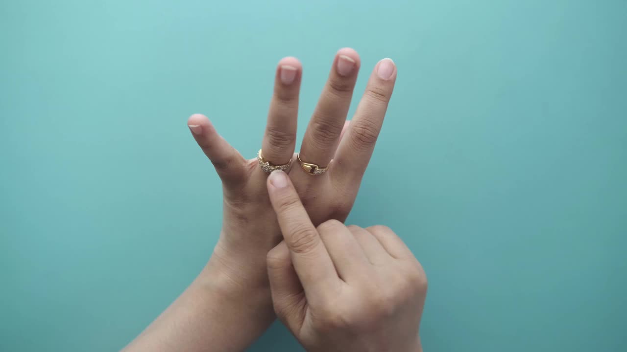 女人戴着婚戒的手的特写视频素材