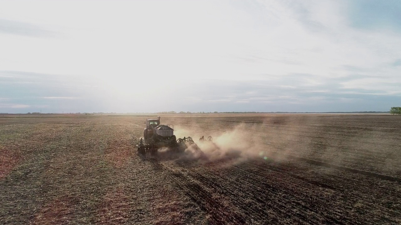 工业农村工作，耕地由农业设备在自然农场视频素材