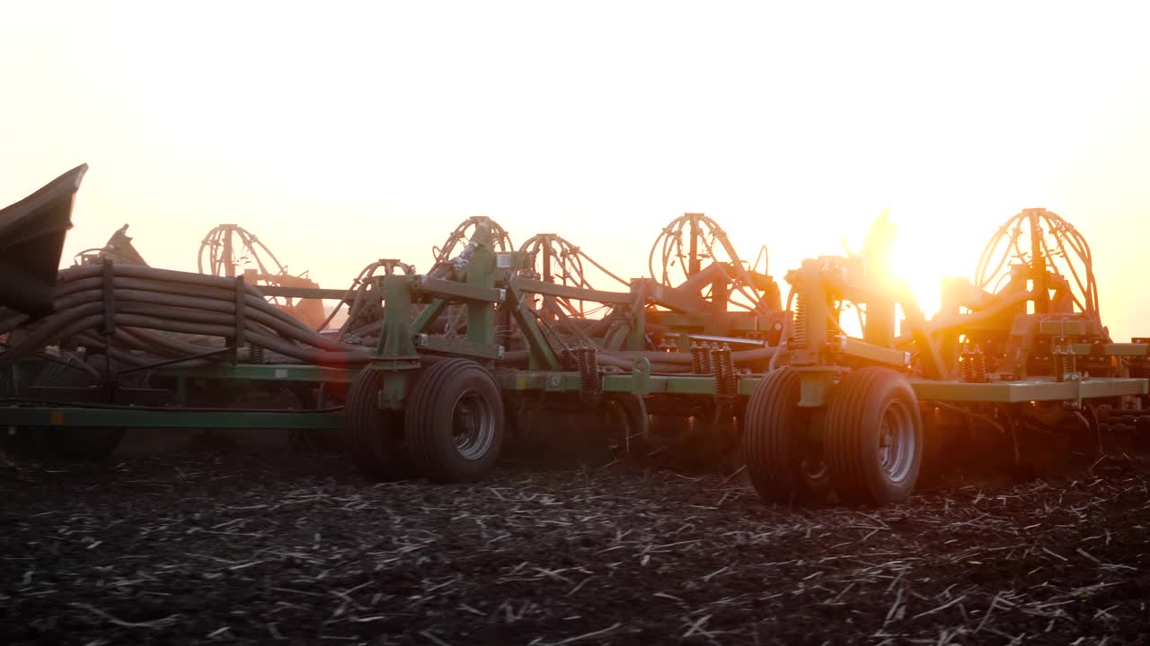 农工用地由农机设备在夕阳田、自然田、农作视频素材