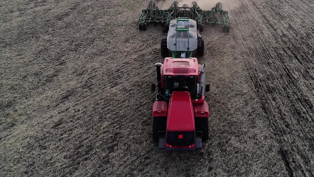 农业工业的鸟瞰图，在农村工作在农田上的机器视频素材