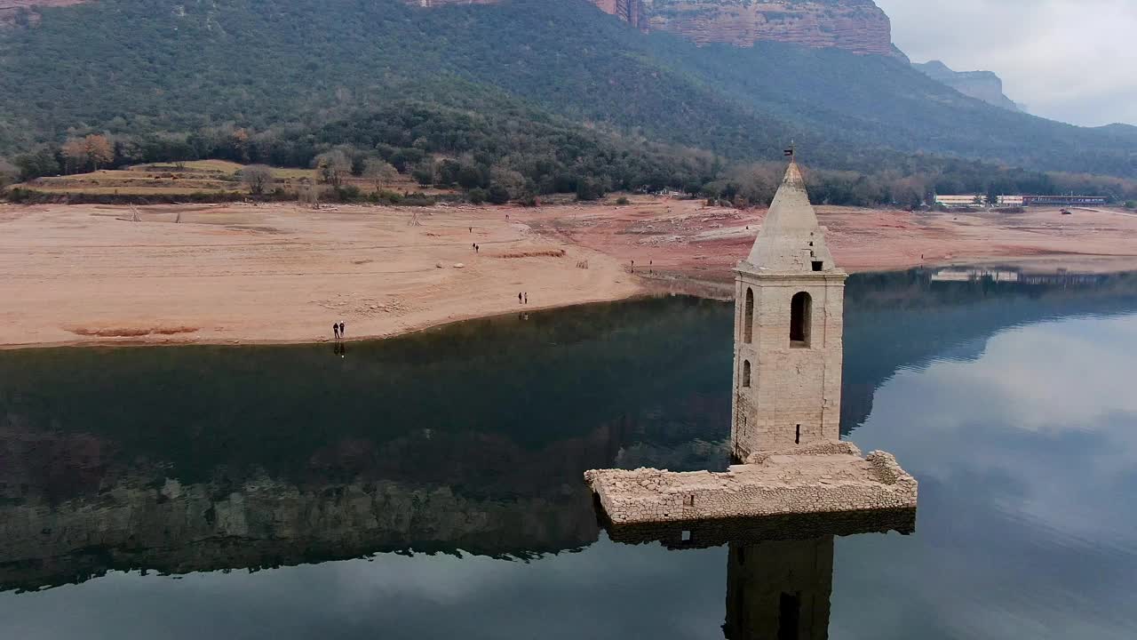 湖中钟楼半溺毙的航拍镜头视频素材