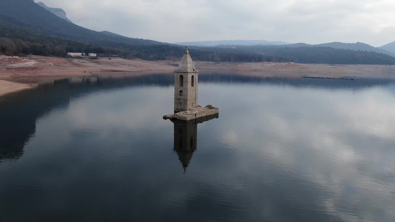 湖中钟楼半溺毙的航拍镜头视频素材