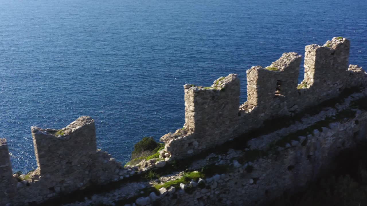 航拍的老纳瓦里诺城堡的废墟对着蓝色的大海视频下载