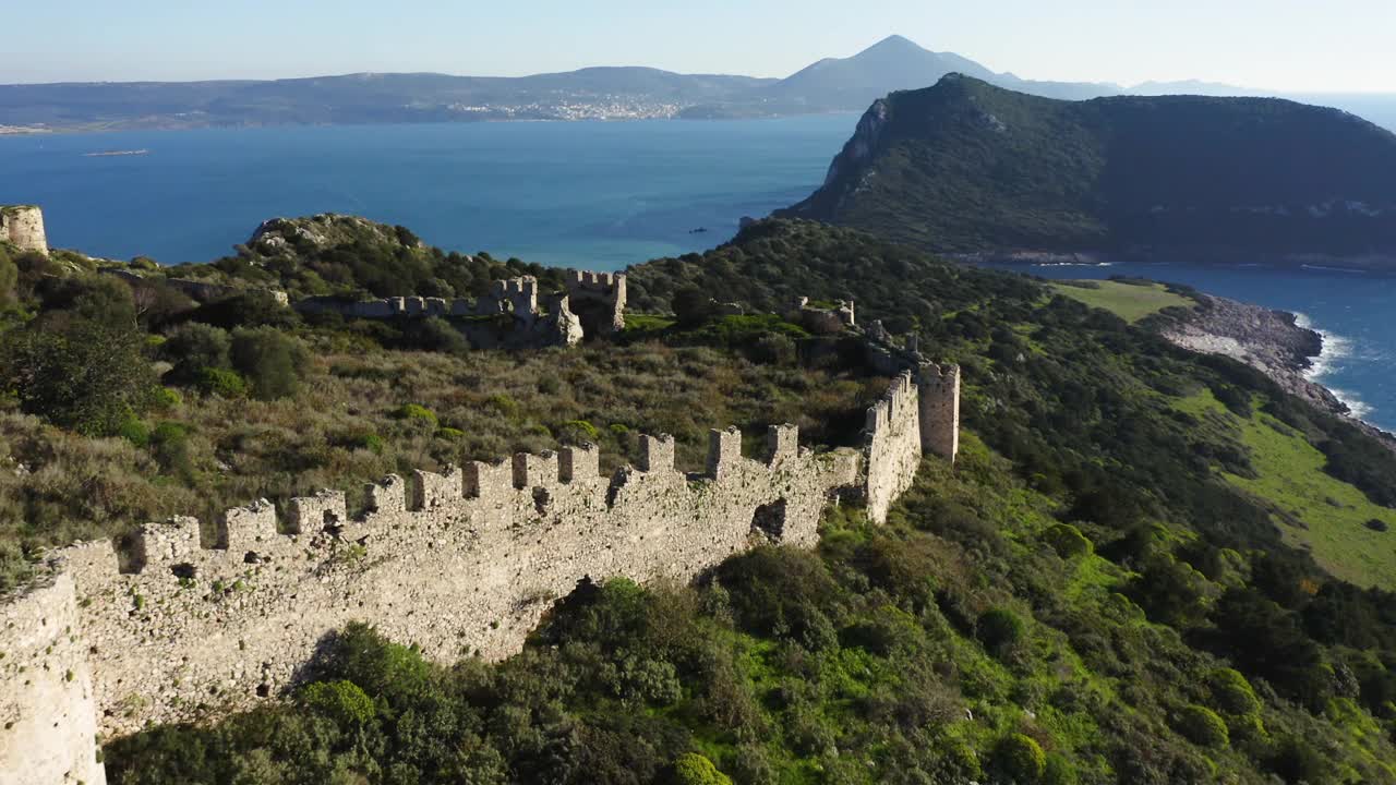 在皮洛斯附近的老纳瓦里诺城堡的加固墙的鸟瞰图视频下载