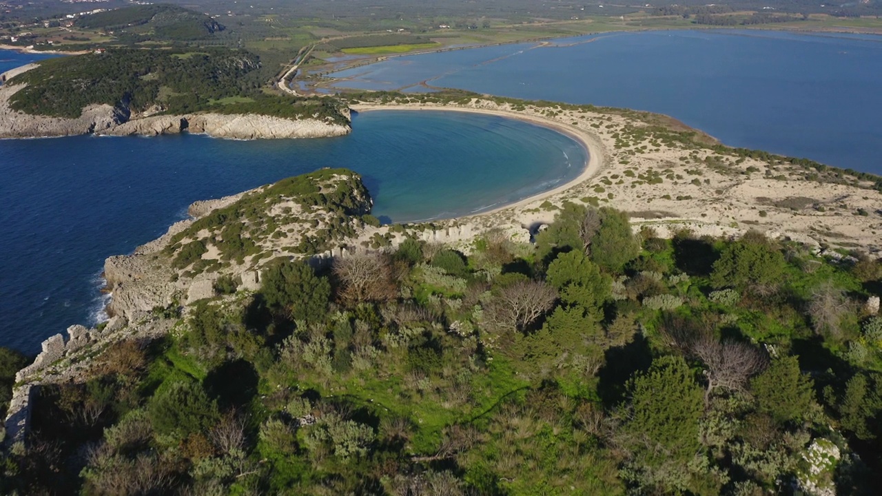 老纳瓦里诺城堡的鸟瞰图，背景是Voidokilia海滩视频下载