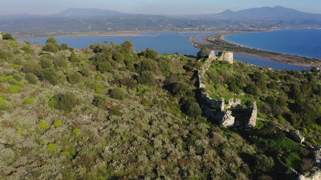 在皮洛斯附近的老纳瓦里诺城堡废墟的鸟瞰图视频下载