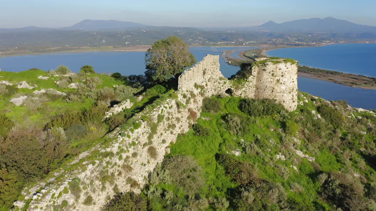 皮洛斯附近的老纳瓦里诺城堡的残迹鸟瞰图视频下载