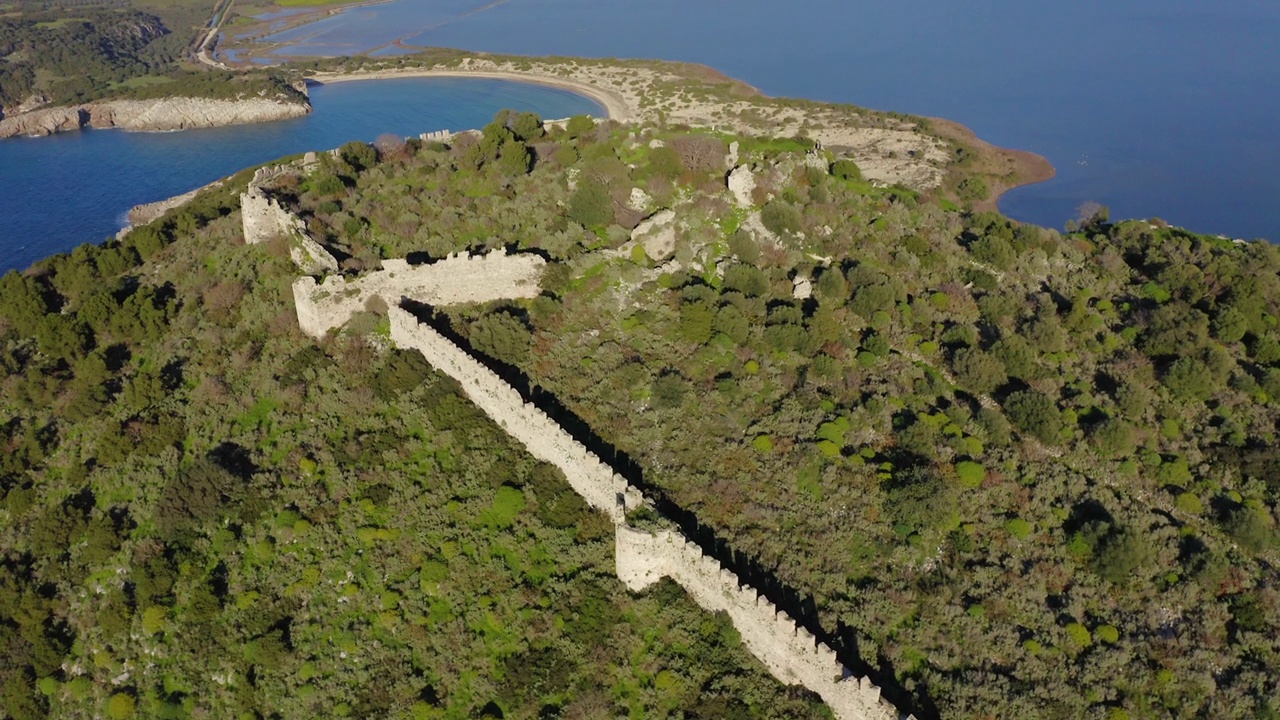 航拍，高角度的老纳瓦里诺城堡附近的派洛斯视频下载