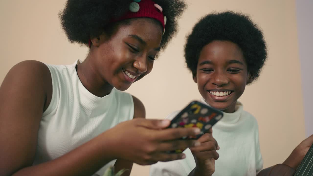非裔美国人的兄弟姐妹使用智能手机视频下载