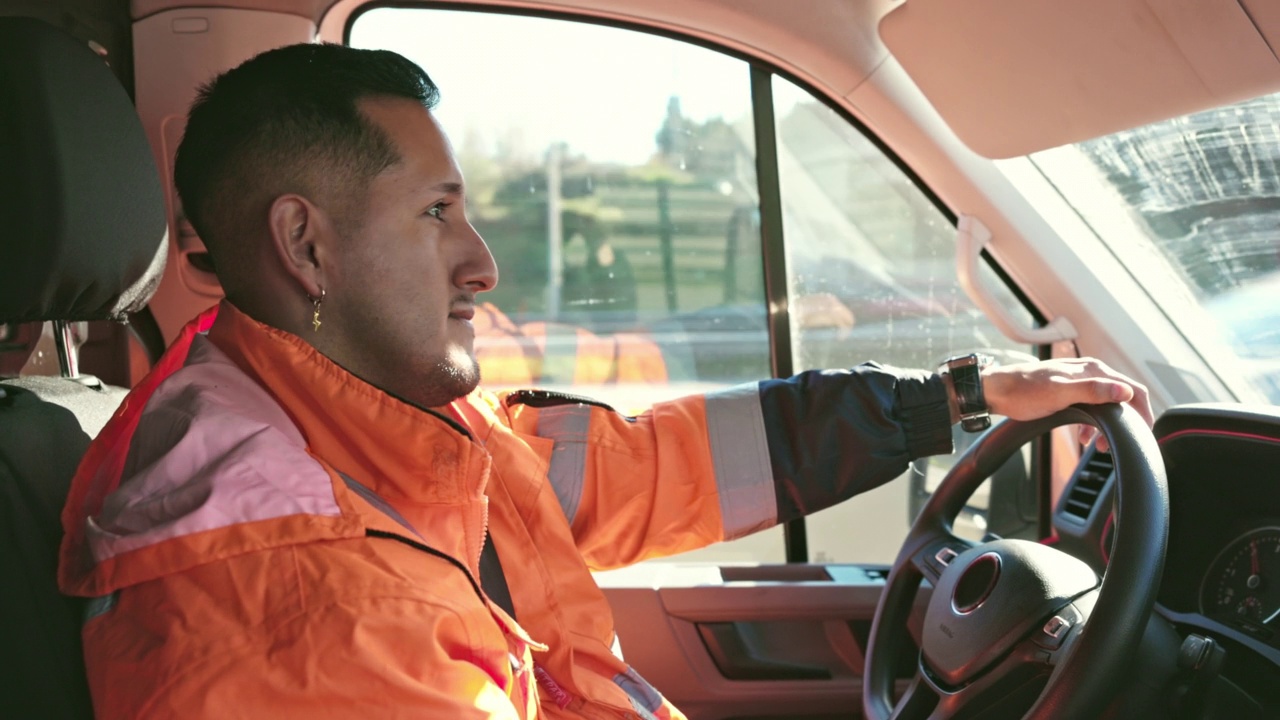中年男性工人驾驶送货货车视频素材