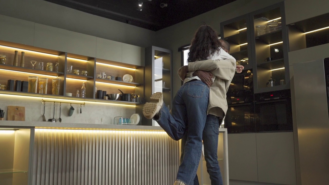 一个混血的年轻女子跑去厨房拥抱男伴侣视频下载