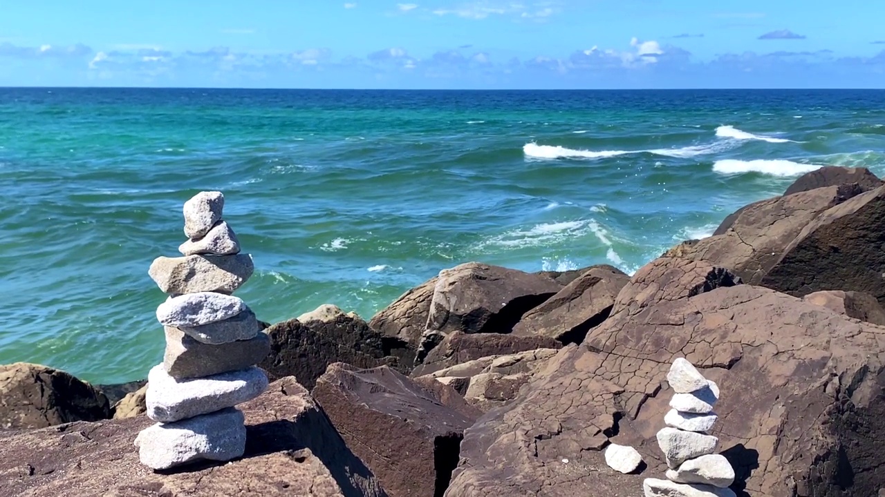 石头平衡:海洋岩石堆栈视频素材