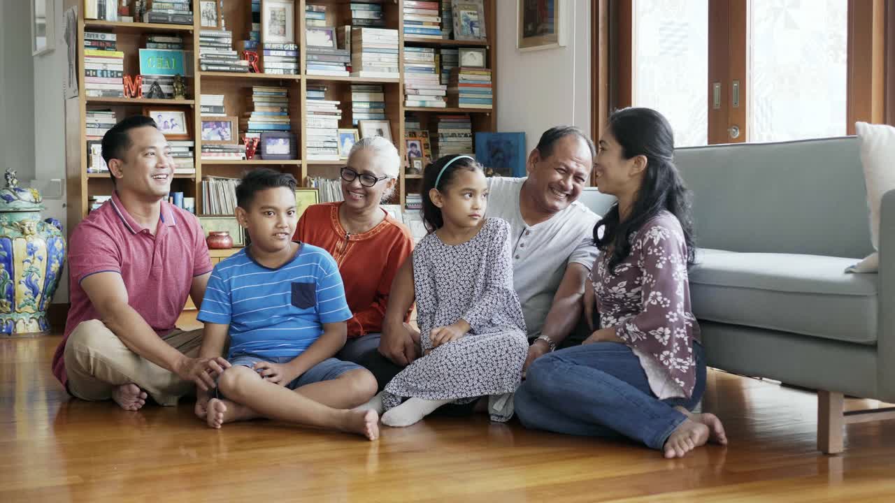 幸福的几代人坐在家里视频素材