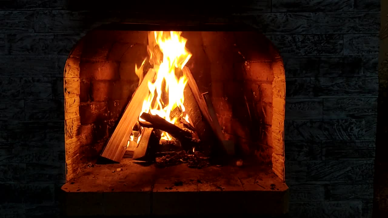 壁炉里舒适的炉火。在壁炉里燃烧木头。舒适的乡村的夜晚。视频下载