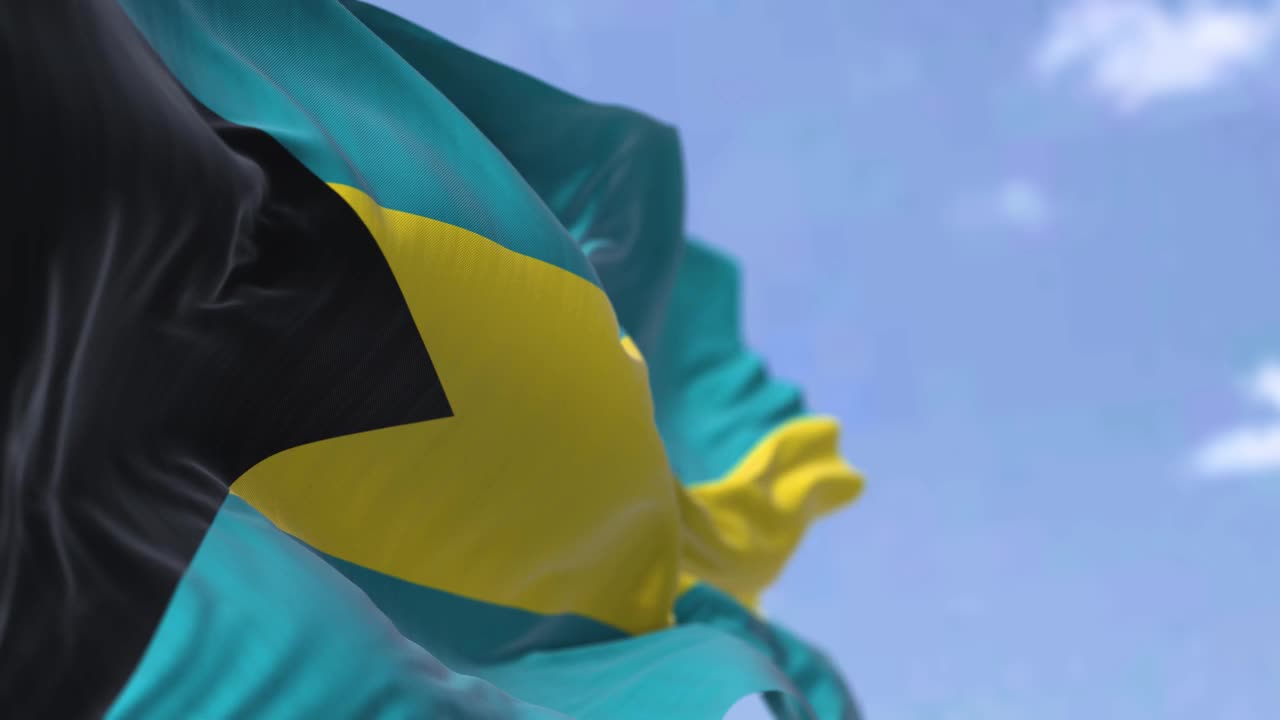 在一个晴朗的日子里，巴哈马的国旗在风中飘扬视频下载