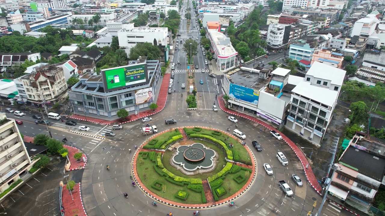 无人机飞过泰国市中心街道视频下载