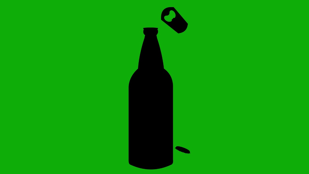 循环动画的黑色剪影的啤酒瓶被开瓶器视频下载
