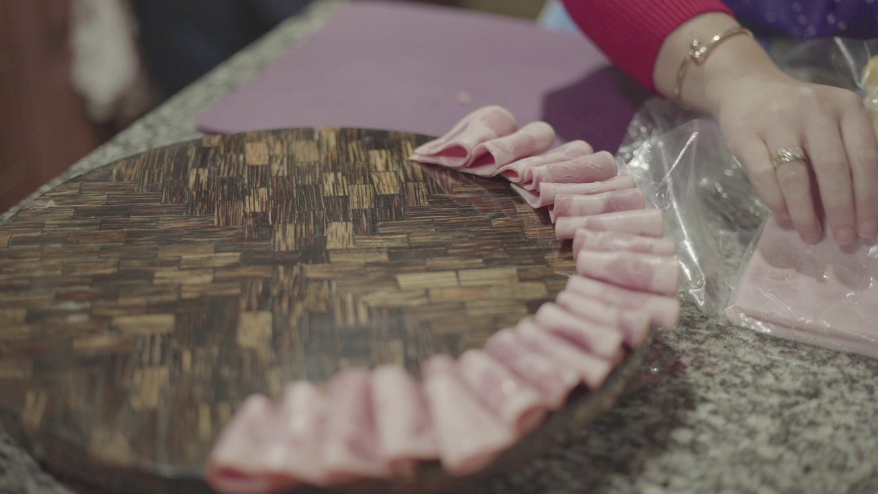 来自波哥大的拉丁妇女-哥伦比亚准备美味的奶酪板在家里视频下载