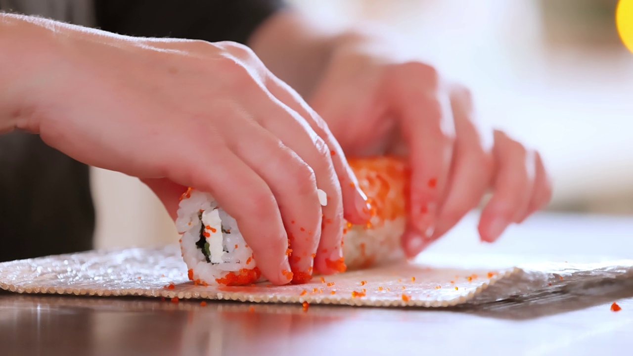 在家厨房做寿司。女人手擀自制寿司。视频素材