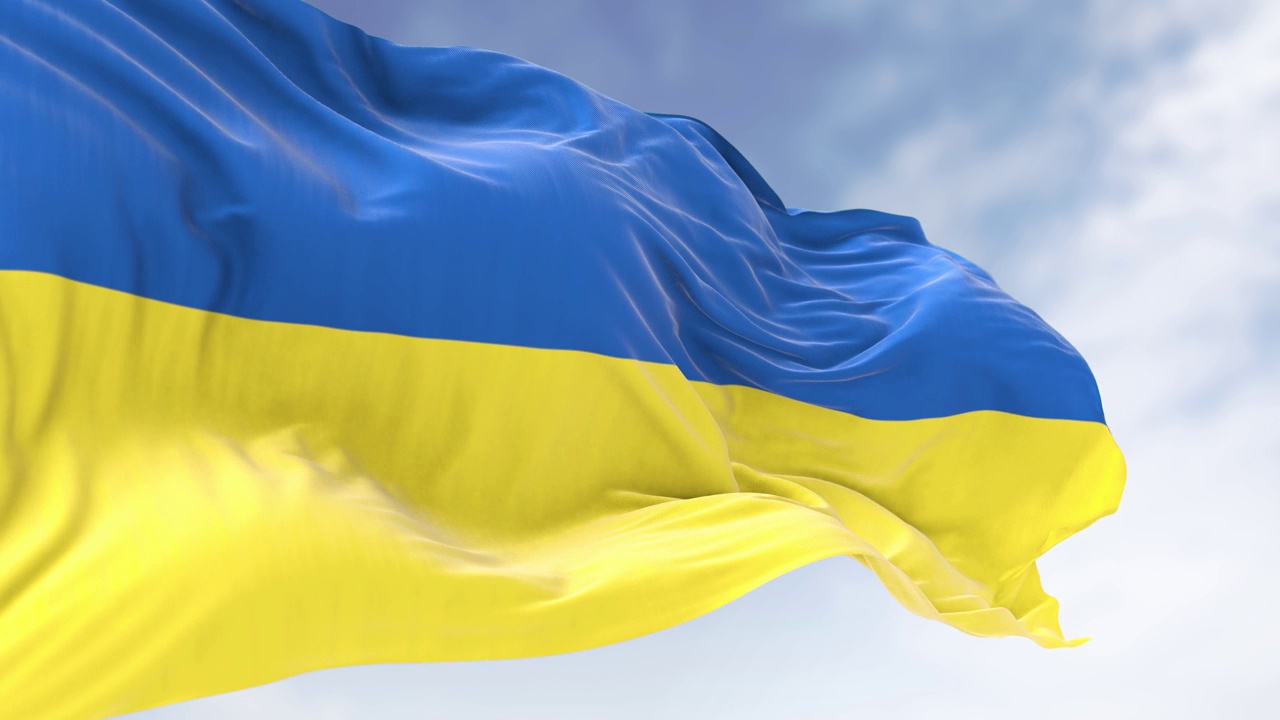 晴朗的一天，飘扬在风中的乌克兰国旗的细节视频素材