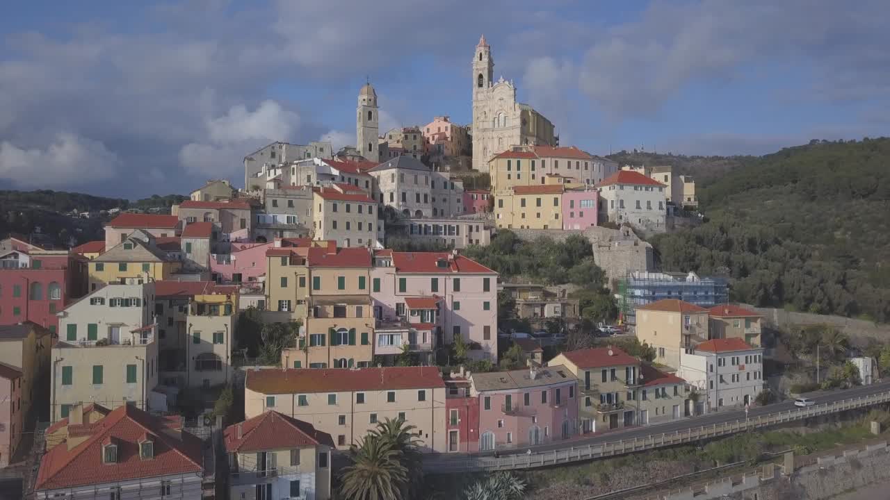 利古里亚Imperia的Cervo村镇。意大利旅游。意大利中世纪古建筑视频素材