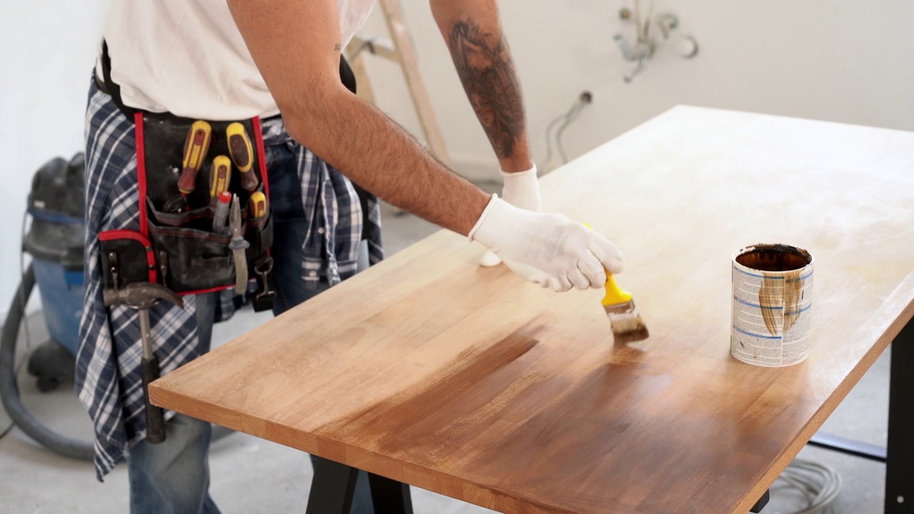 工匠在画木桌视频下载
