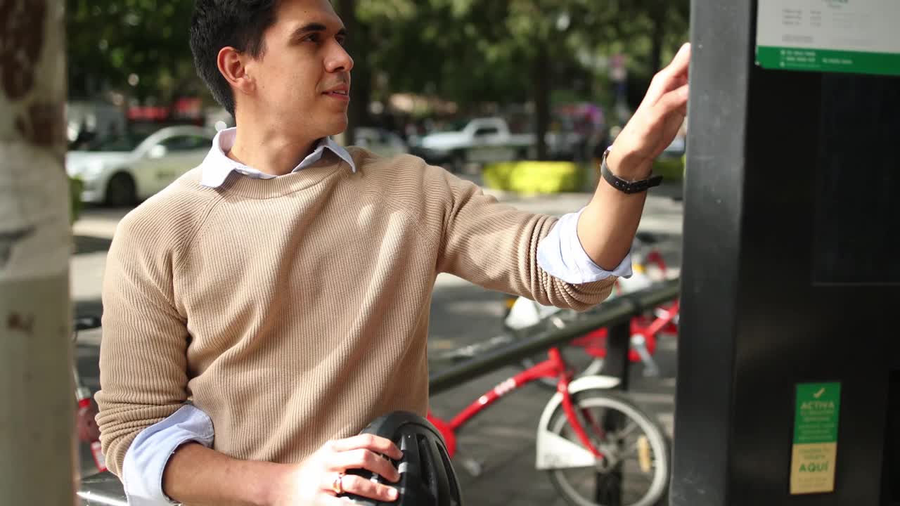 年轻人选择服务在城市自行车站视频下载