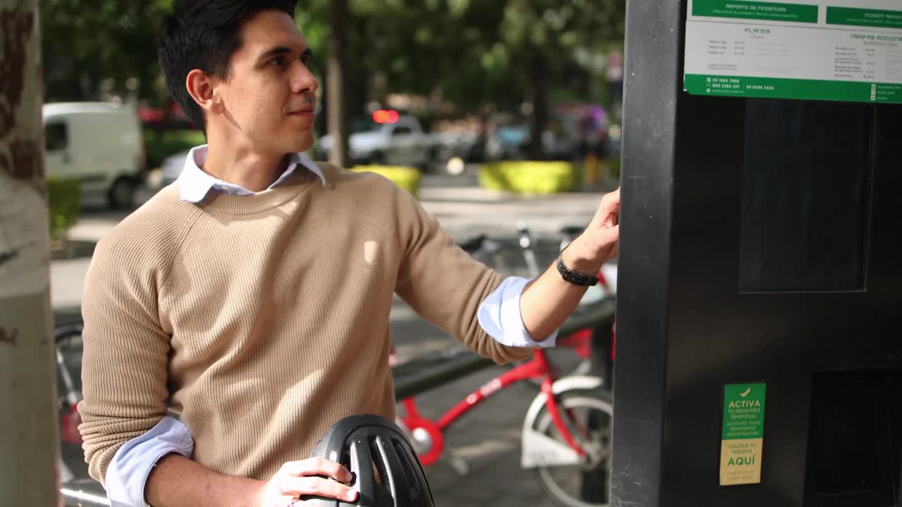租城市自行车的年轻人视频下载