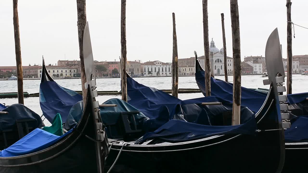 贡多拉停泊在威尼斯的泻湖上，随着海浪移动视频素材