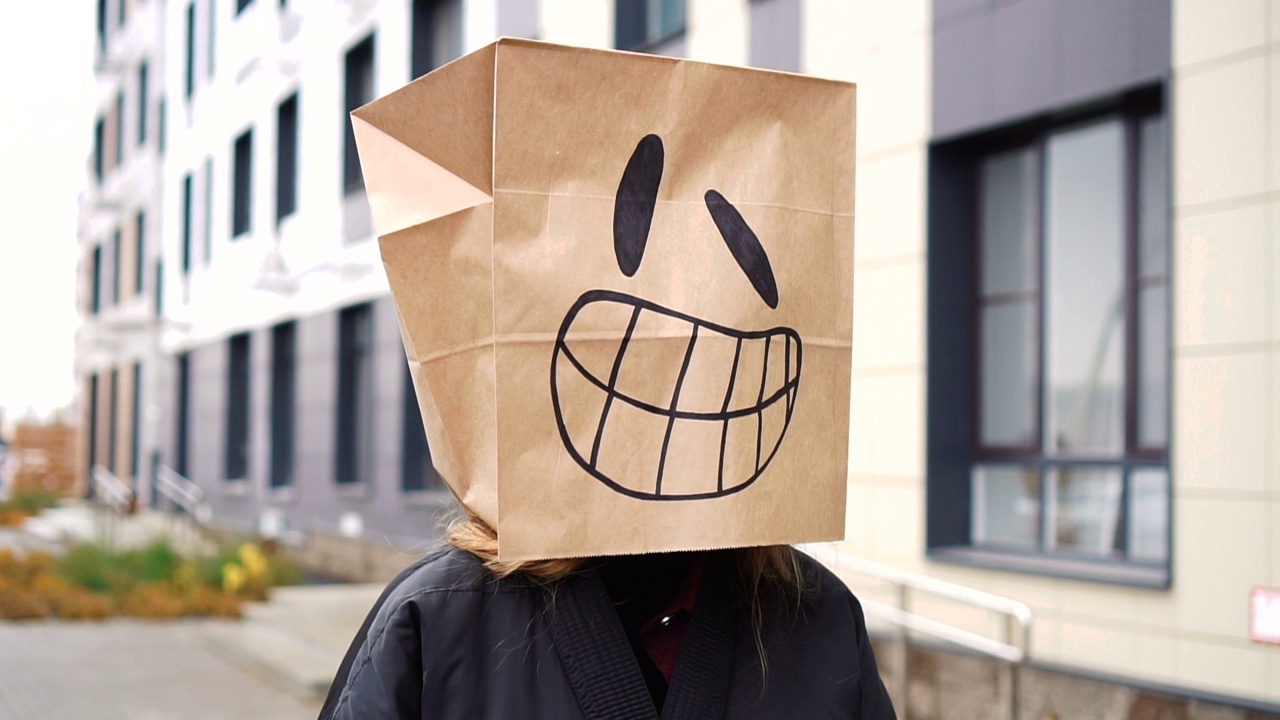 头上戴着幸福生态纸袋的女人视频下载