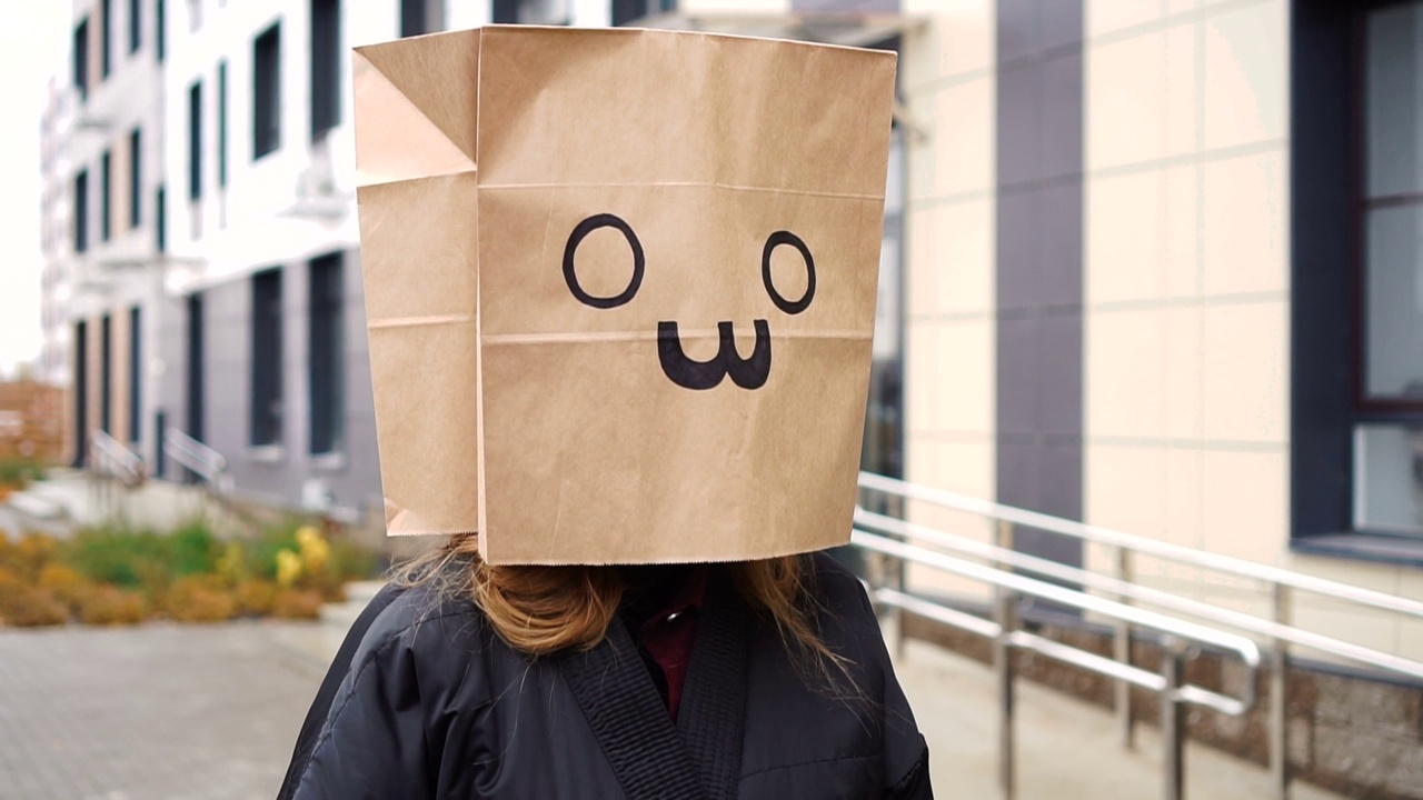 头上戴着猫生态纸袋的女人视频下载