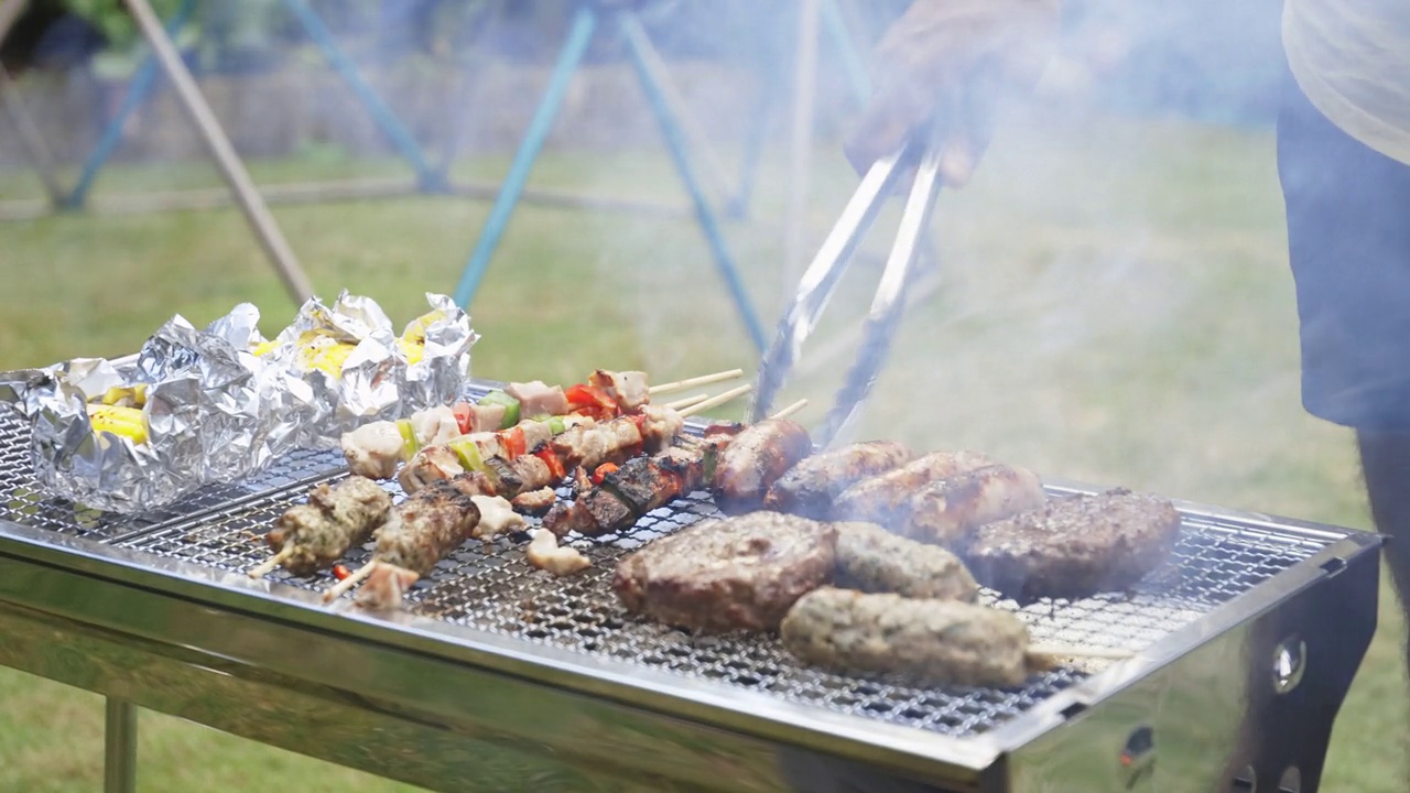 夏天的后院，烤肉架上烤着肉和烤肉串视频下载