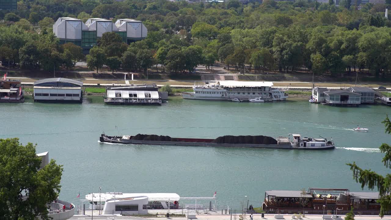 萨瓦河上的驳船运输视频素材