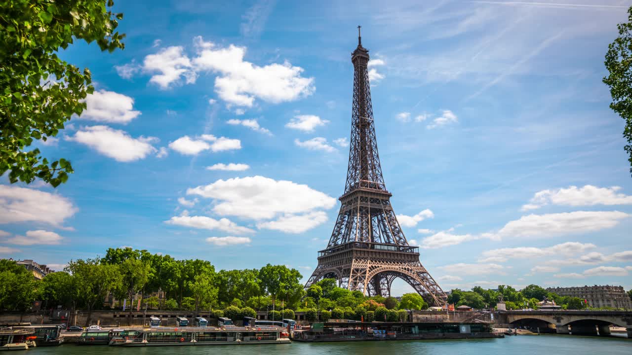 法国巴黎的埃菲尔铁塔——时光流逝视频素材
