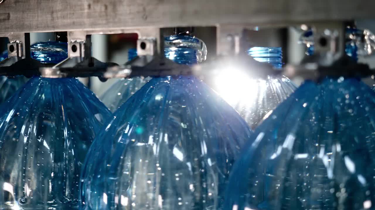 全自动输送线为瓶装矿泉水塑料瓶，特写。视频下载