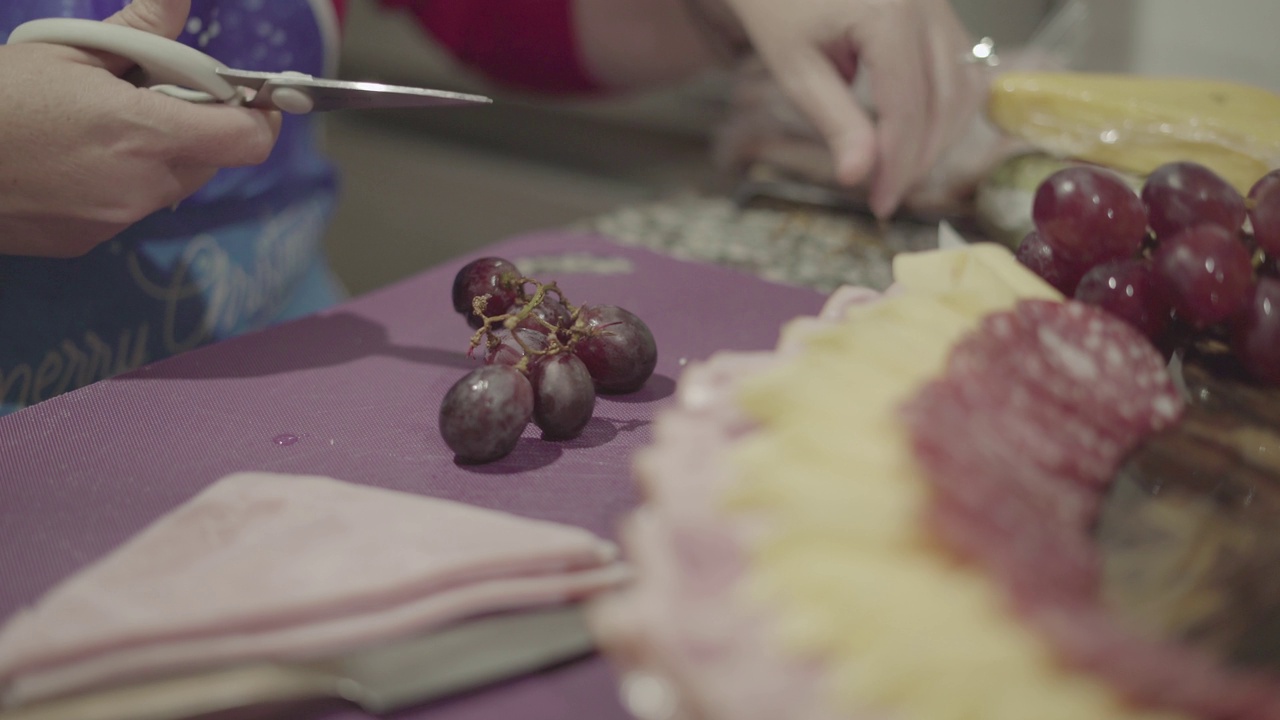 来自波哥大的拉丁妇女-哥伦比亚准备美味的奶酪板在家里视频下载