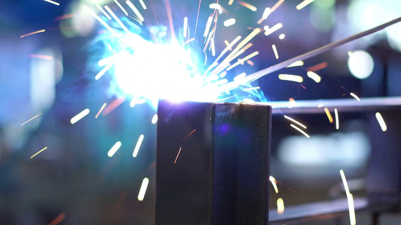 金属焊接技师在制造金属设备时，使用焊枪制造火花视频下载