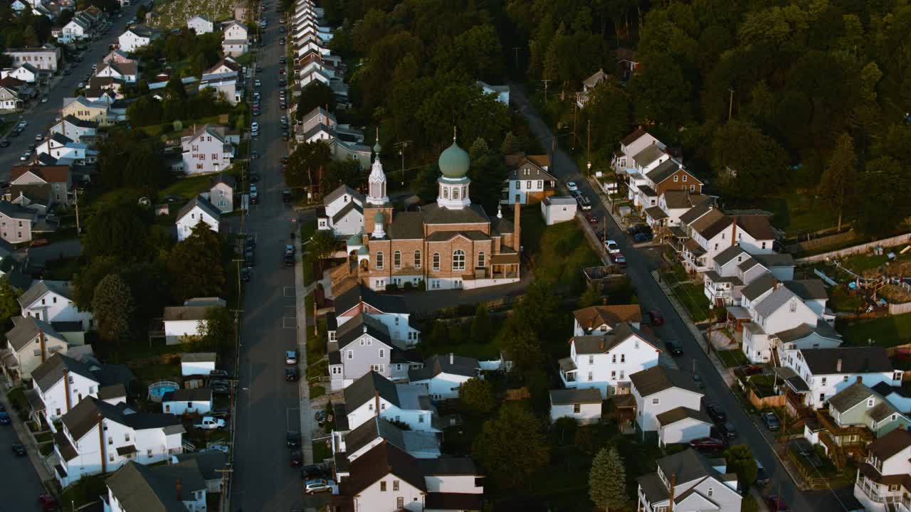 位于宾夕法尼亚州阿巴拉契亚山脉内斯克洪的圣约翰东正教堂，这里曾经是一个矿工聚集的小镇。傍晚的鸟瞰图，带有复杂的前向和向下倾斜的摄像机运动。视频素材